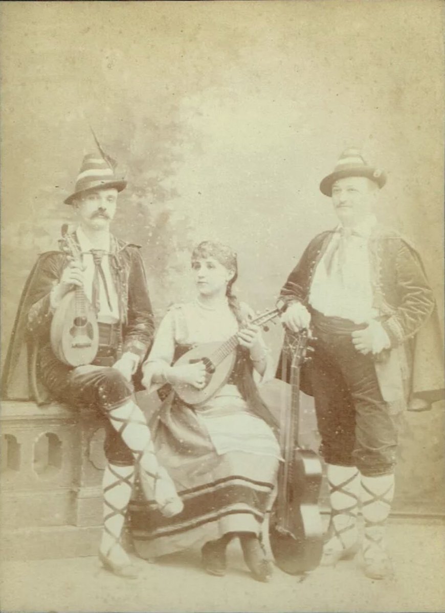 Miletti - Mandolin’s Art
galleriamiletti.it 👈

#collezionemandolino #galleriamiletti #mandolino  #napoli #culturacampania #musicabarocca #mandolin #mandoline #mandolina #mandolinist #mandolinista #orchestramandolino #mandolinobarocco #campaniadavivere #mandolinonapoletano