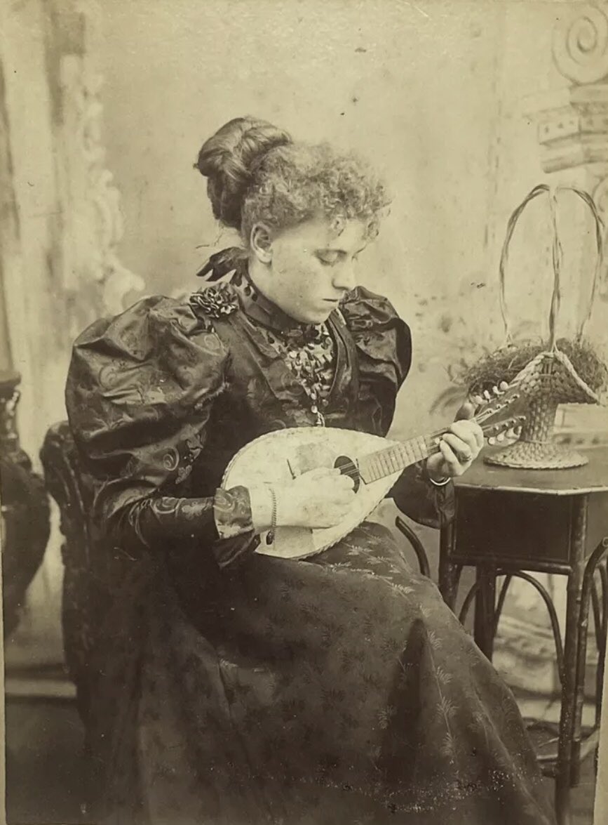 Miletti - Mandolin’s Art
galleriamiletti.it 👈

#collezionemandolino #galleriamiletti #mandolino  #napoli #culturacampania #musicabarocca #mandolin #mandoline #mandolina #mandolinist #mandolinista #orchestramandolino #mandolinobarocco #campaniadavivere #mandolinonapoletano