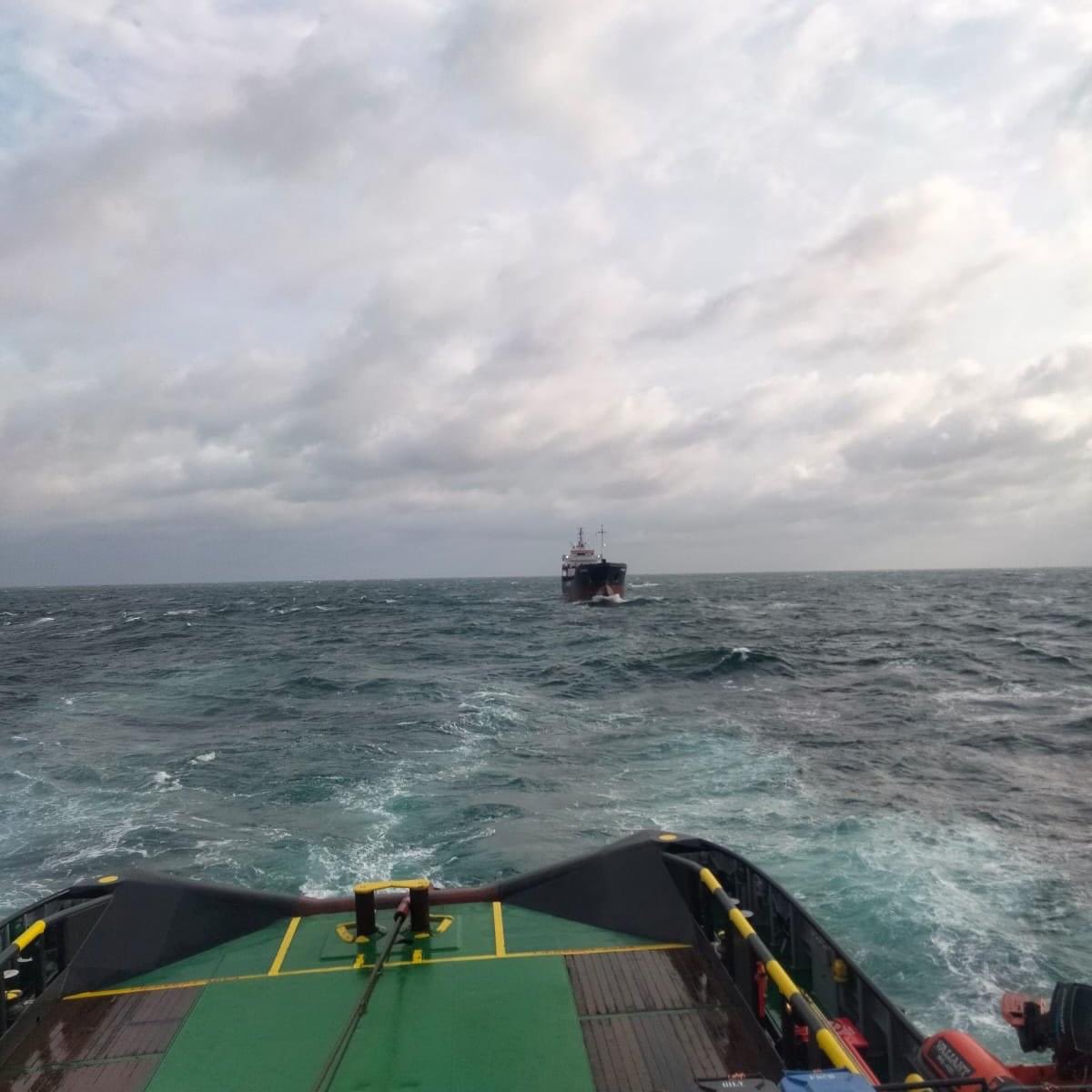 📸 | 𝗙𝗿𝗶𝗱𝗮𝘆 𝗣𝗶𝗰𝘁𝘂𝗿𝗲: 𝗘𝗡 𝗔𝗩𝗔𝗡𝗧 𝟯𝟬
Our seagoing tug EN AVANT 30 picked up a coaster with problems from anchorage IJmuiden towards Rotterdam. Our EN AVANT 9 assisted for inbound call towards Waalhaven!💪

#tugboats #towing