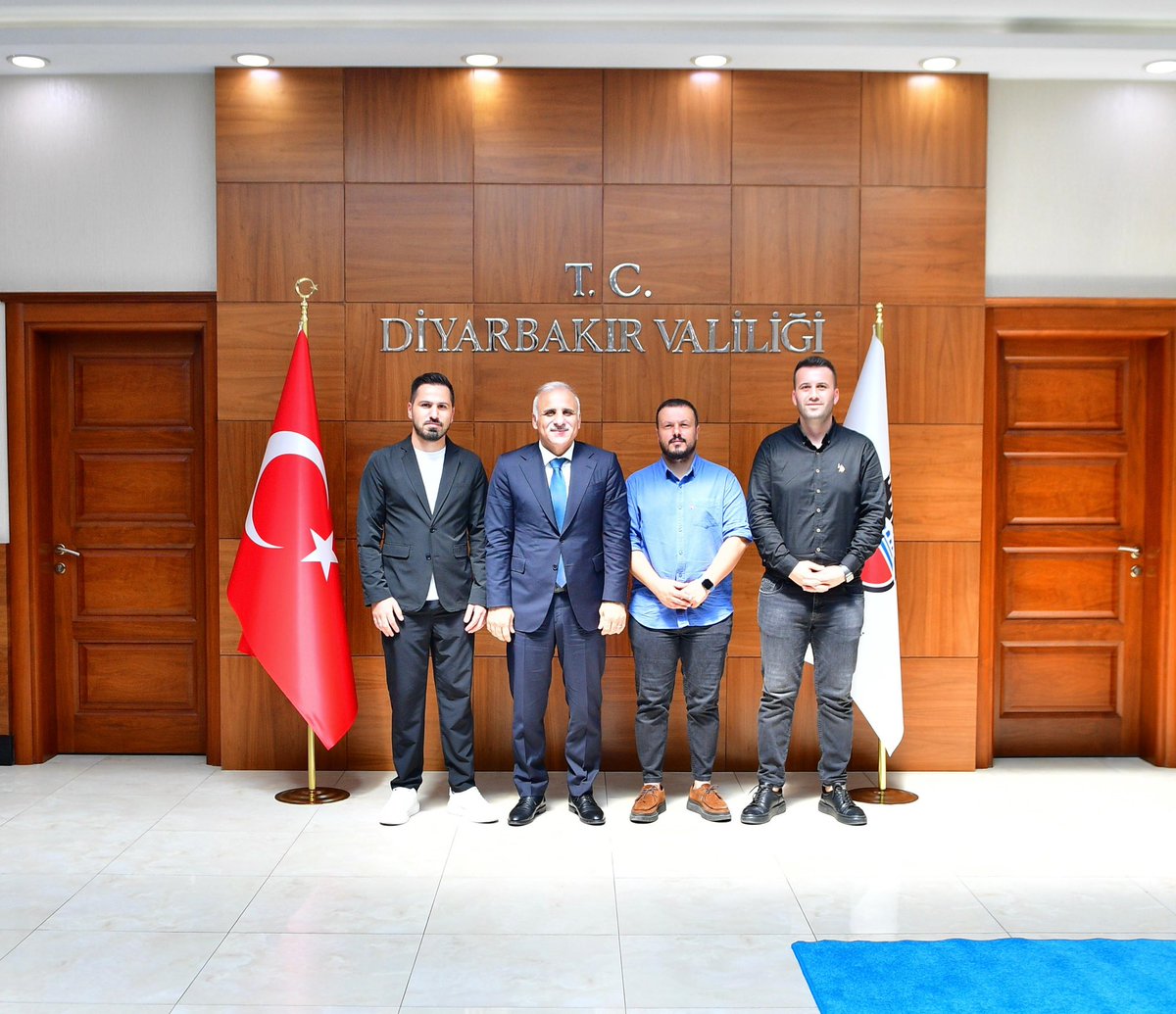 Üzerimizde emeği çok olan, önceki dönem Trabzon Büyükşehir Belediye Başkanımız ve şu an Diyarbakır Valisi olarak görev yapmakta olan Sayın Murat Zorluoğlu'nu ziyaret ettik. <a href="/vali_zorluoglu/">Murat Zorluoğlu</a> <a href="/dbakirvalilik/">T.C. Diyarbakır Valiliği</a>