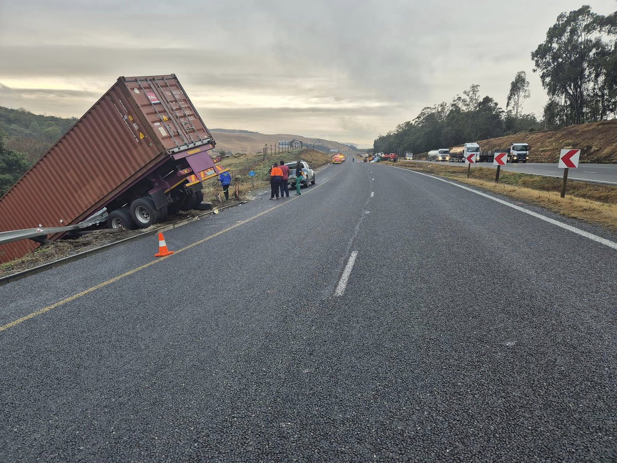 _ArriveAlive's tweet photo. The scene of the earlier truck crash near Nottingham Road I/C 132 in KZN has now been CLEARED https://t.co/K9jmix8cuN
#ArriveAlive #TruckCollision #RoadCleared @N3Route @TruckAndFreight https://t.co/kAuAaV59YJ