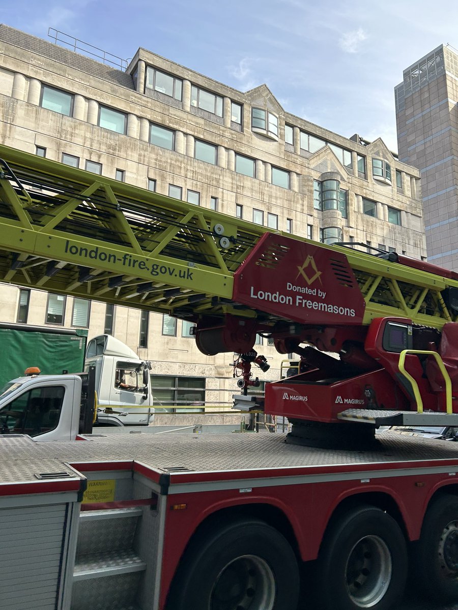 likemindedfree1's tweet photo. The things you see up town 🫡😘😉@UGLE_GrandLodge @LondonFire @LondonMasons #Charity https://t.co/Ob9KHg2ctm