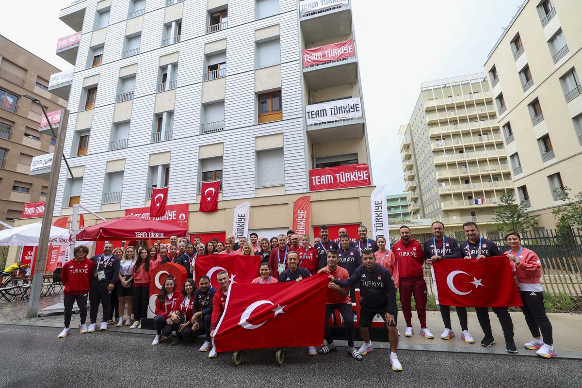 #Paris2024 Paralimpik Köyü'nde, ay yıldızın gölgesinde...🇹🇷

#30AğustosZaferBayramı’mız Kutlu Olsun!