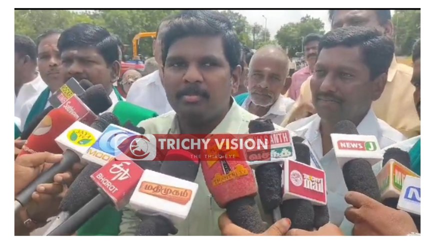 VisionTrichy's tweet photo. #Vision_News||என்ஐடி மாணவிகள் விடுதியில் பாதுகாப்பு குறைபாடு? - மாவட்ட ஆட்சியர் பிரதீப்குமார் பேட்டி - https://t.co/8oIiRxGKkQ #nittrichy #trichynit #nitcase #nitcase #trichynews #StudentsProtest #studentslife #trichycollector #collectorinterview https://t.co/zsKQjVqkzn