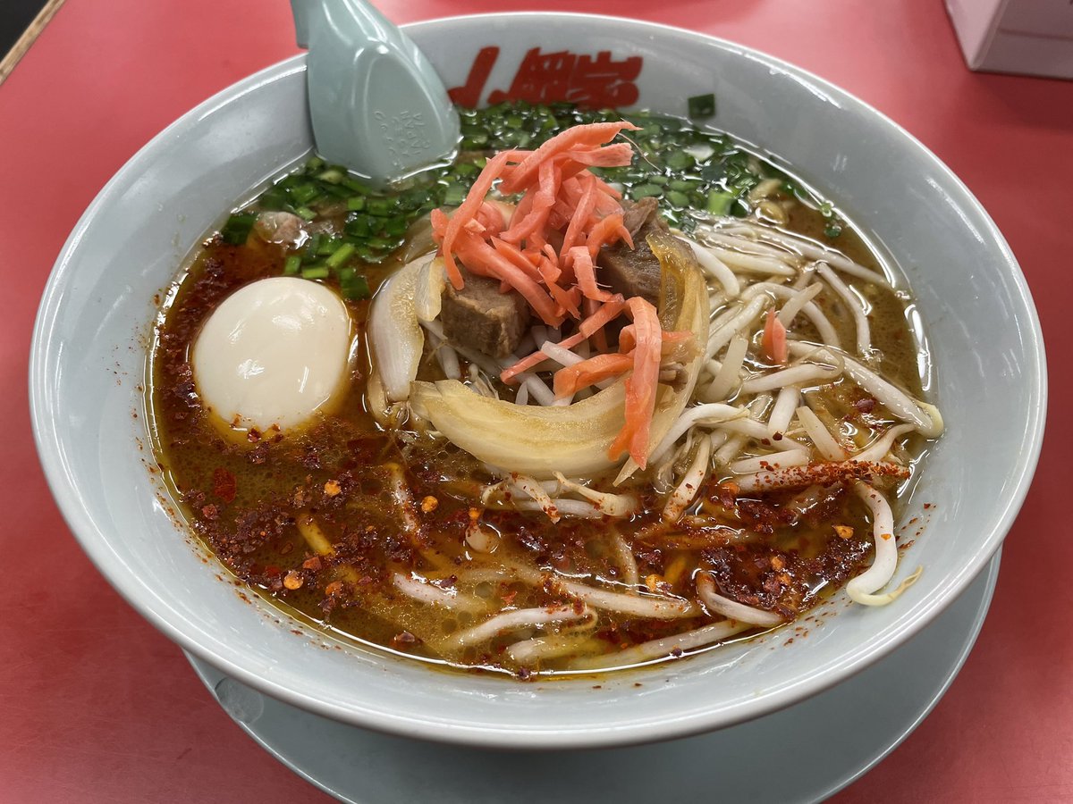 今夜の夕飯は久々にラーメンを食べたいと思い仕事帰りに山岡家に寄りました！

注文したのは期間限定の旨辛とんこつラーメンを頂きました！
麺は中太麺でスープは醤油ベースの豚骨に韓国唐辛子とニラを入れたピリ辛な感じですごく美味しかったです！

ご馳走様でした！🙏✨

#若葉区 #ラーメン #山岡家