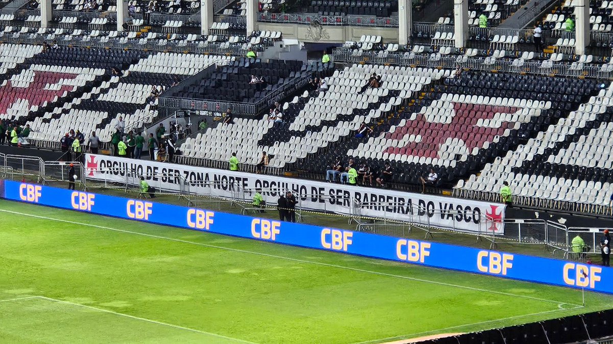 “A barreira é baile
Minha torcida é festa 
A MAIS LINDA DE TODO PLANETA”

Temos orgulho de mostrar de onde nós viemos e onde para sempre estaremos. Somos o Vasco da Gama! 

📸: <a href="/gabrielcsr/">Gabriel Rodrigues</a> 

Guerreiros do Almirante, a barra do Vasco desde 2006.