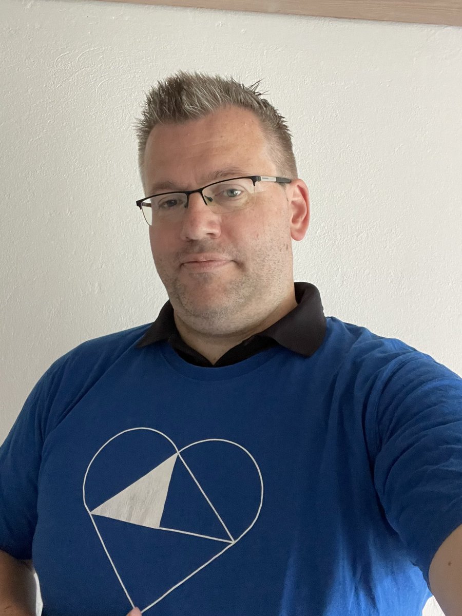 TheRealBatJan's tweet image. Happy #UmbracoTees #UmbracoTeesDay #Umbraco and thanks for now Kim! 🪓🖤