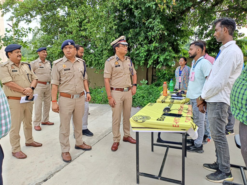 igrangealld's tweet photo. जनपद फतेहपुर में उ0प्र0 पुलिस भर्ती परीक्षा-2023 को सकुशल एवं शांतिपूर्ण सम्पन्न कराये जाने के दृष्टिगत ‘अमर शहीद जोधा सिंह अटैया दरियांव सिंह मेडिकल कॉलेज’ पर बनें परीक्षा केन्द्र का निरीक्षण किया गया एवं परीक्षा ड्यूटी में लगे पुलिसकर्मियों को आवश्यक निर्देश दिए गए।
#UPPolice https://t.co/CgjNan8UyV