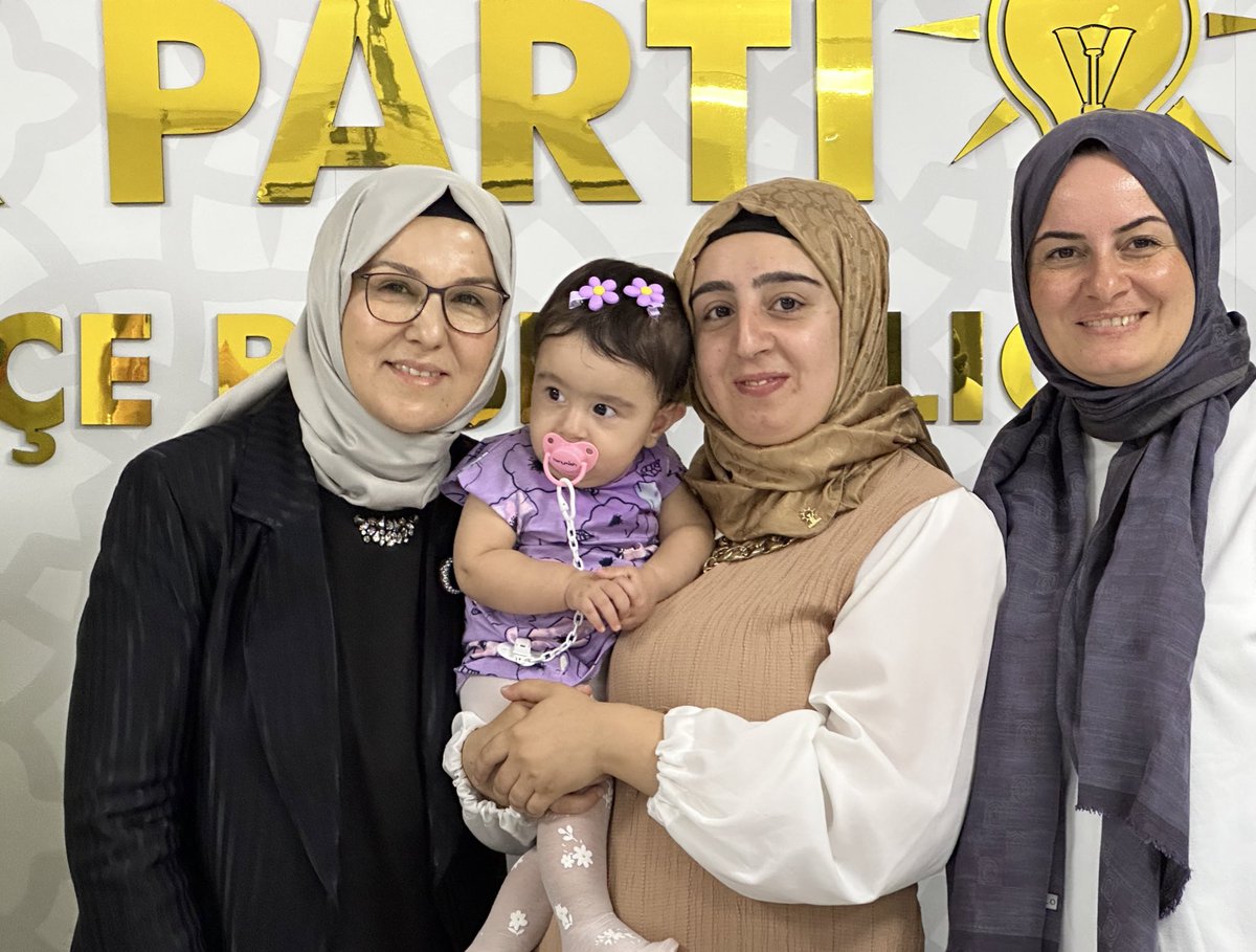 RSKatircioglu's tweet photo. AK Parti #İzmit Kadın Kolları Teşkilatımızın düzenlemiş olduğu “Yeni Üye ve Rozet Takma” programına katılarak partimize üye olan kardeşimizin rozetlerini taktık. Hayırlı uğurlu olsun.

#TeşkilatımıSeviyorum 
#KocaeliyiSeviyorum https://t.co/oZ3glG4xog