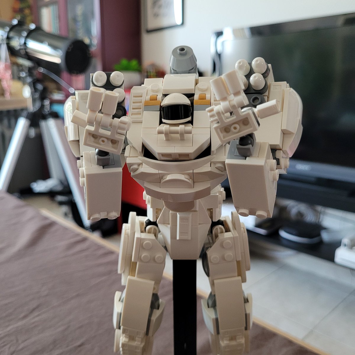 MOC validé <a href="/Frackher/">Frackher</a> 
Par contre dans le dos ça demande des pièces transparentes orange style ninjago qui étaient pas dans le set, mais on peut s'en passer.
(Je suis pas responsable du posing, faut se plaindre à ma fille)