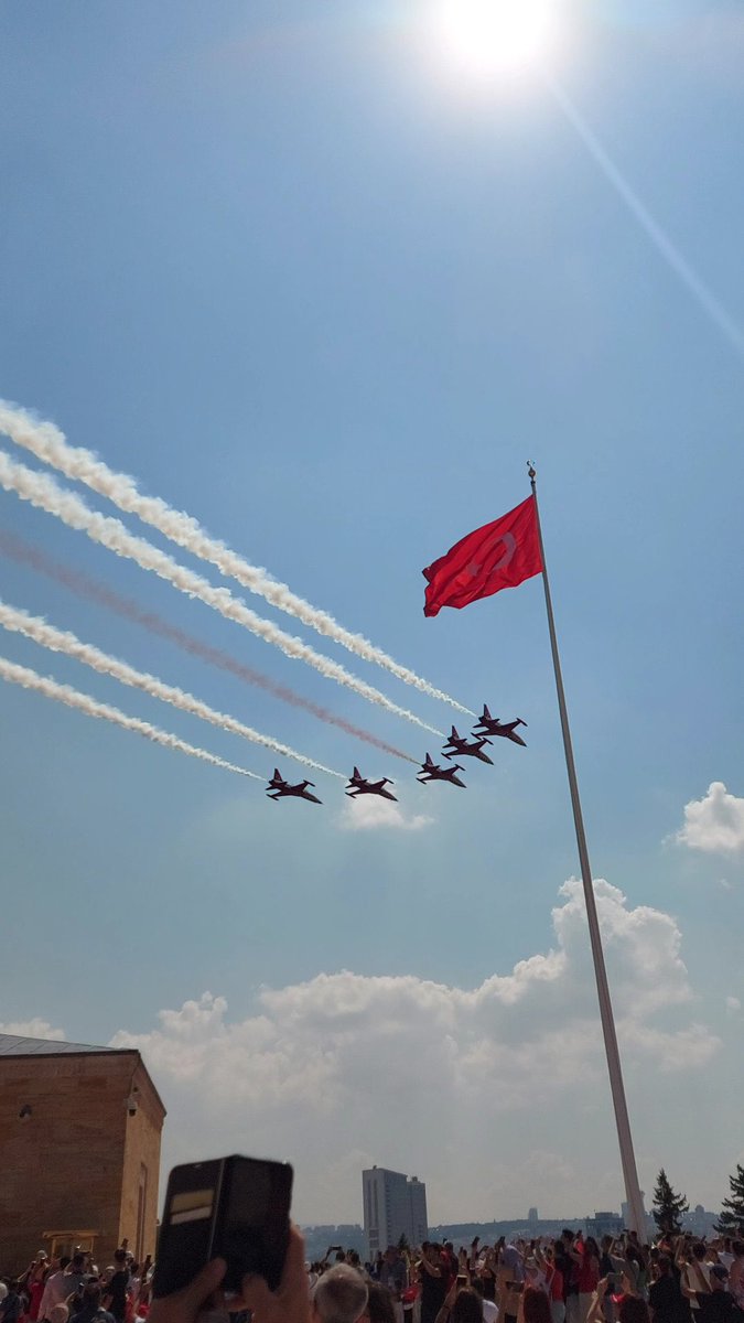 Türk Yıldızları, Anıtkabir çevresinde saygı uçuşu gerçekleştirdi.
