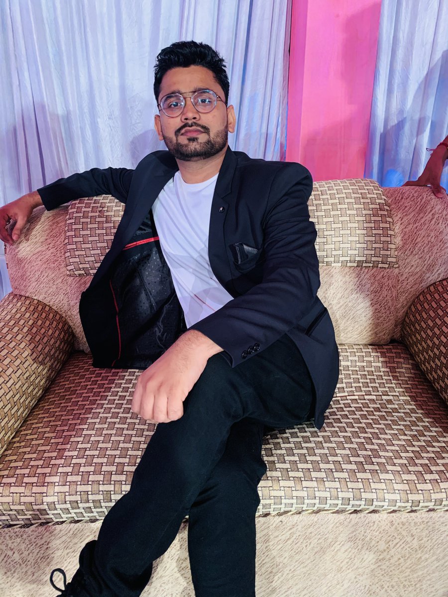 मिलावट है तुम्हारे इश्क़ में इत्र और शराब की,
कभी हम महक जाते है, कभी हम बहक जाते है।😊