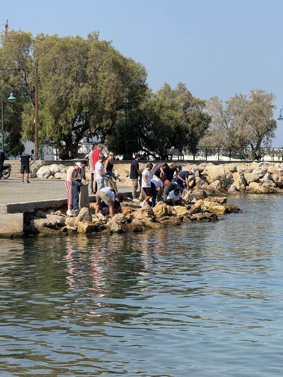Today we rolled up our sleeves for a beach clean-up in Perama! It was a great opportunity to give back to our community, protect our beautiful coastline, and enjoy fresh air with colleagues. Thank you to everyone who participated and supported the event. 💙 #epecsr #cleanoceans