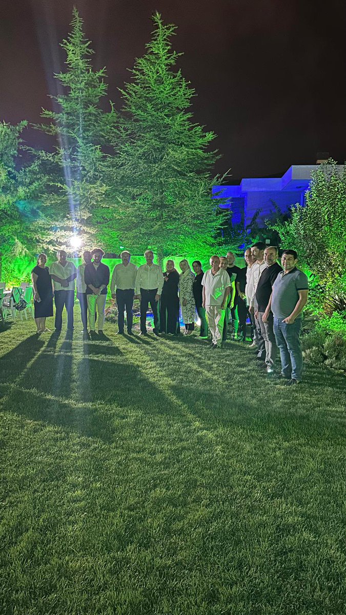 Nutku Akın Başkanımızın ev sahipliğinde dostlarla yemekli istişare toplantımızdn,Başkanımıza, hanfendiye teşekkürler.İstişarelerimz ortak aklı harekete geçirmek,ufkumuzu açmak için yol göstericimizdr.Düşüncelerimze,inançlarımza güveniyor düşünce ve inanç hürriyetimizdn korkmuyorz