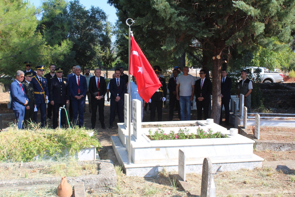 30 Ağustos Zafer Bayramı'nın 102. yıldönümü ilçemizde düzenlenen törenlerle kutlandı. Cumhuriyet Meydanında çelenk sunma töreni yapılarak Kaymakamlık Makamında tebrikler kabul edildi. Daha sonra ilçemizdeki Şehitliklerimiz ziyaret edilerek dualar edildi.
<a href="/MMaslak/">Mustafa Maslak</a>