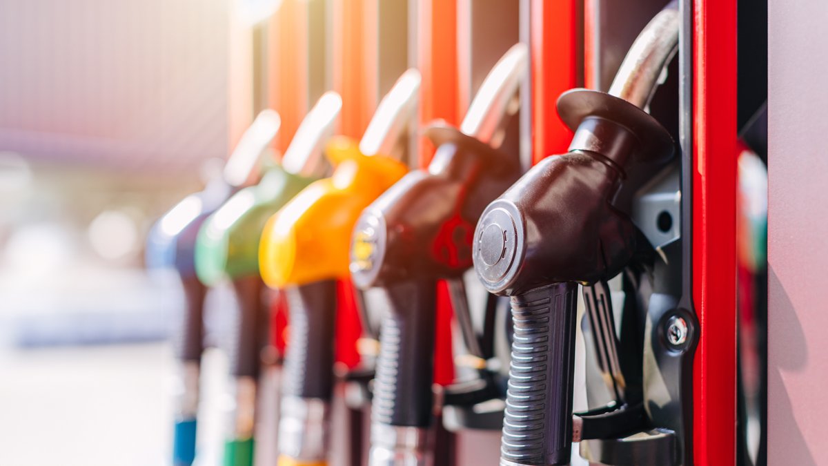 ⚠️ Expert Alert ⚠️

New Research led by Professor Peter Ormosi of <a href="/NorwichBSchool/">NBS @ UEA</a> finds that households in low-income areas face significantly higher petrol prices when rival fuel stations close compared to high-income areas.

#Economics #BusinessResearch #AcademicExpert