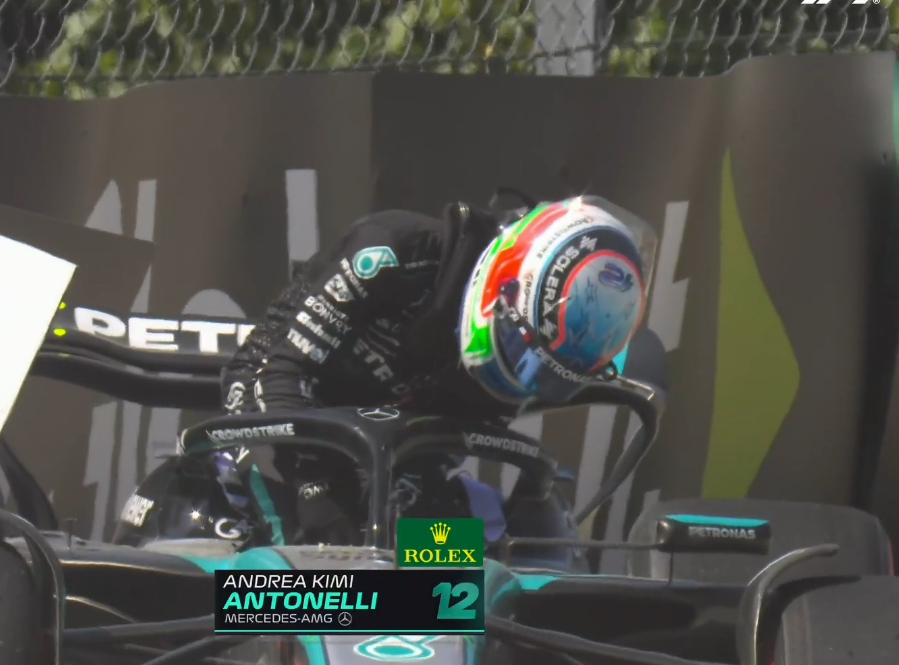 RBR_Daily's tweet photo. 🟥 RED FLAG: Kimi Antonelli has crashed into the barriers. https://t.co/ICgRCQknmM