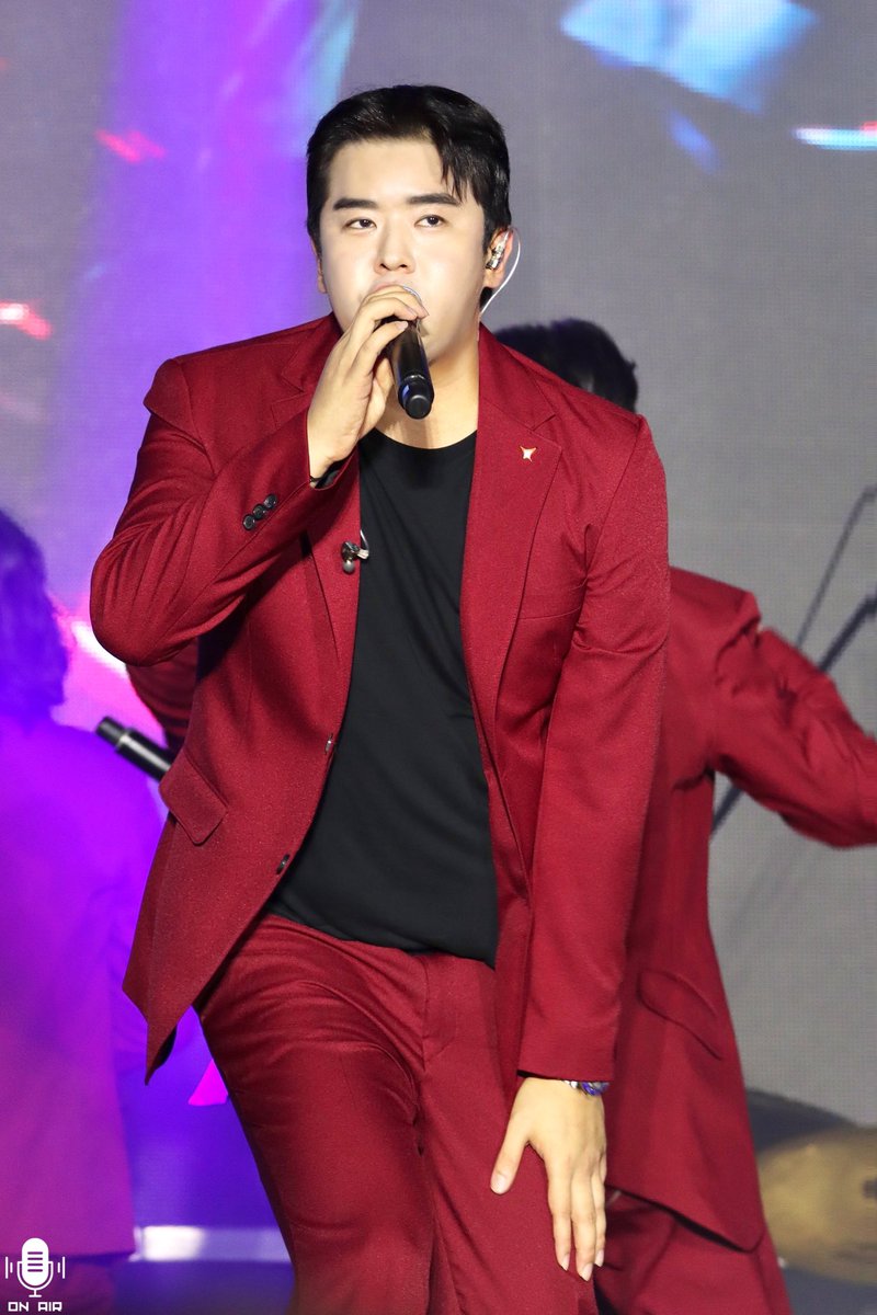 ___onair's tweet photo. 240824 화성 여름밤 콘서트 

명품 리더의 카리스마 넘치는 무대💚💚

#포커즈 #진온 #JINON #FCUZ

(@jinchulvv ) https://t.co/UDO85j4zGF