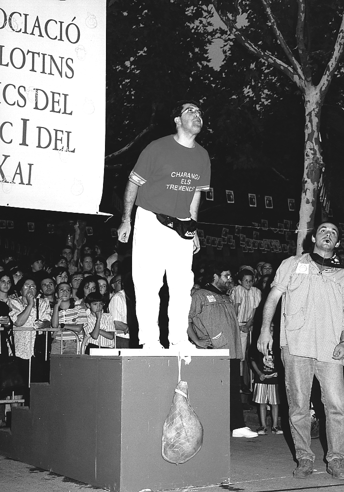 La Comarca d'Olot (@lacomarcadolot) on Twitter photo 🐷🐑 Si hi ha una entitat que fa anys que està tocada de l'ala —sobretot per les Festes del Tura— és la <a href="/PenyaAoapix/">Penya AOAPIX</a>.
📷 Havíeu participat en el concurs de llançament de pinyol d'oliva? I en el triatló de la palla?
✍️ Llegeix el reportatge, de <a href="/PratAnna/">Anna Prat i Blanch</a>, per a #LaComarcadOlot 🐷🐑 Si hi ha una entitat que fa anys que està tocada de l'ala —sobretot per les Festes del Tura— és la <a href="/PenyaAoapix/">Penya AOAPIX</a>.
📷 Havíeu participat en el concurs de llançament de pinyol d'oliva? I en el triatló de la palla?
✍️ Llegeix el reportatge, de <a href="/PratAnna/">Anna Prat i Blanch</a>, per a #LaComarcadOlot