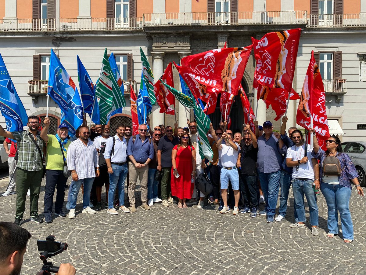 UiltucsCampania's tweet photo. La UILTuCS in Prefettura a Napoli per la questione Guardie Giurate. Il nostro @PSilvestro75 intervistato da @TgrRaiCampania https://t.co/AyhaGCfKbh
