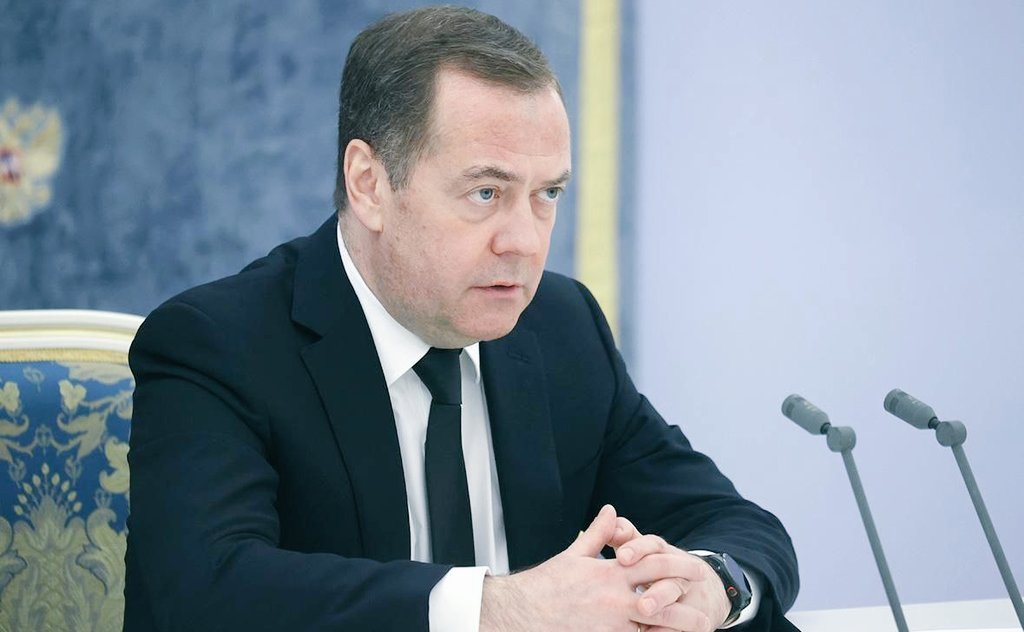 🚨🇺🇦 Dmitry Medvedev lanza una bomba de la verdad de 14,8 billones de dólares sobre Ucrania:

"¿Por qué los neonazis de Kiev están tan ansiosos por recuperar el Donbass, que es completamente ajeno a ellos?

¿Por qué reciben el apoyo desesperado de todos los animales rabiosos que