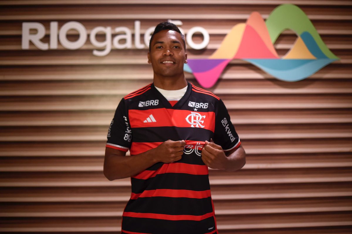 Flamengo's tweet photo. ALEX SANDRO NA ÁREA! ❤️🖤

📸 Marcelo Cortes / CRF
#VamosFlamengo #CRF https://t.co/YjQGCclUHj