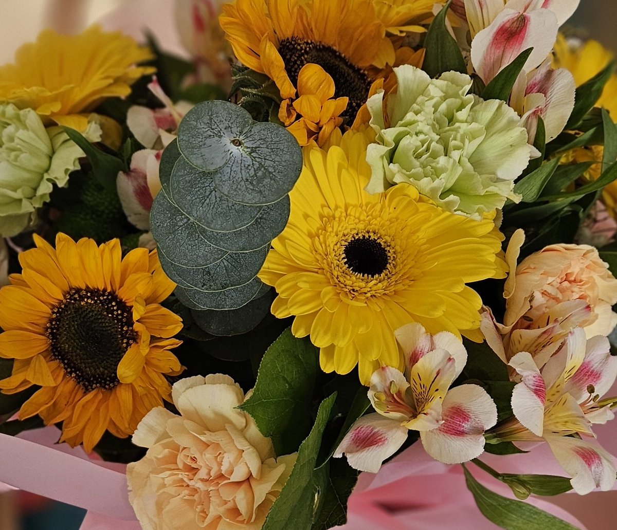 Beautiful 💐 from <a href="/ScotsSW/">SASW</a> &amp; others - still going strong. Grateful for 6 committee yrs w/ great colleagues 💫 Everytime I felt fed up &amp; tired w/social work, there was something or someone to help me stick &amp; make it better. If you feel this way, now is THE time to join <a href="/BASW_UK/">BASW</a> 🙌🏽