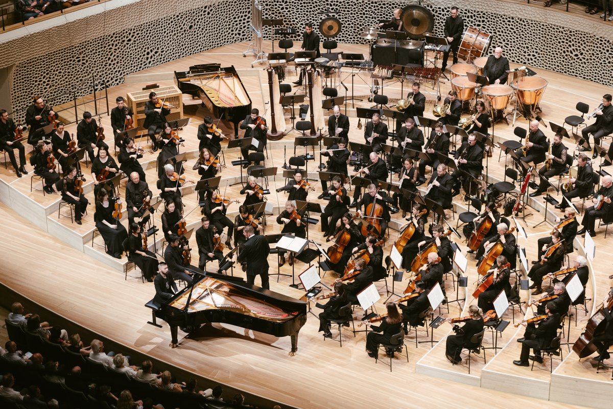 »Rhapsody in Blue« and <a href="/conradtao/">conrad tao</a>: We are the biggest fans - and Gershwin would have been too 👏👏👏Thank you so much
<a href="/kcsymphony/">Kansas City Symphony</a> and Matthias Pintscher ✨
___
📸Daniel Dittus