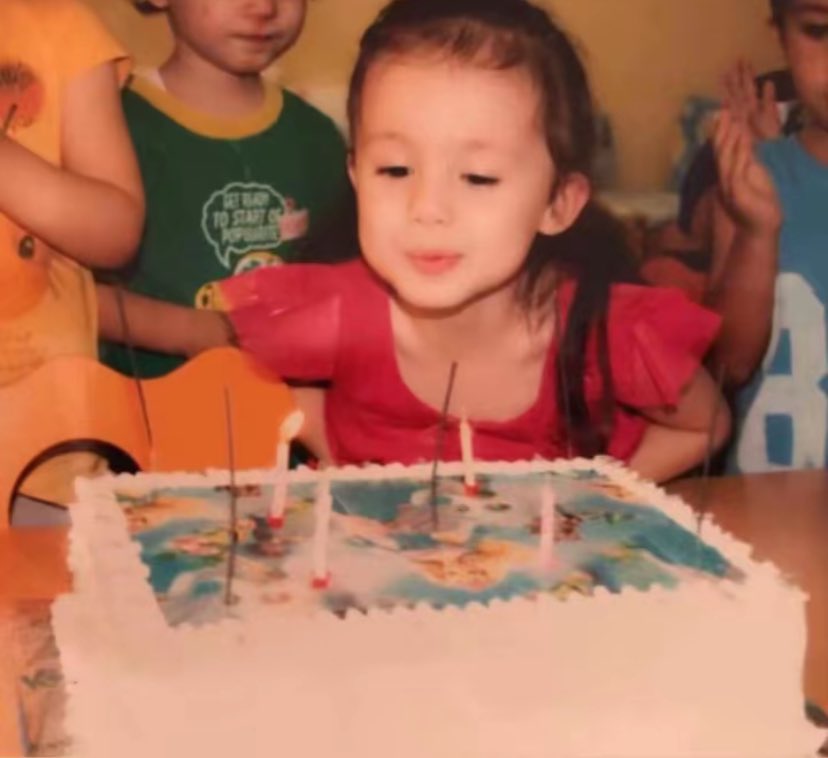 alyareckles's tweet photo. Sevgilisi çocukluğunda ki pastayı yaptırmış.. Aşk böyle bir şey sanırım https://t.co/fxTiypK0Yj