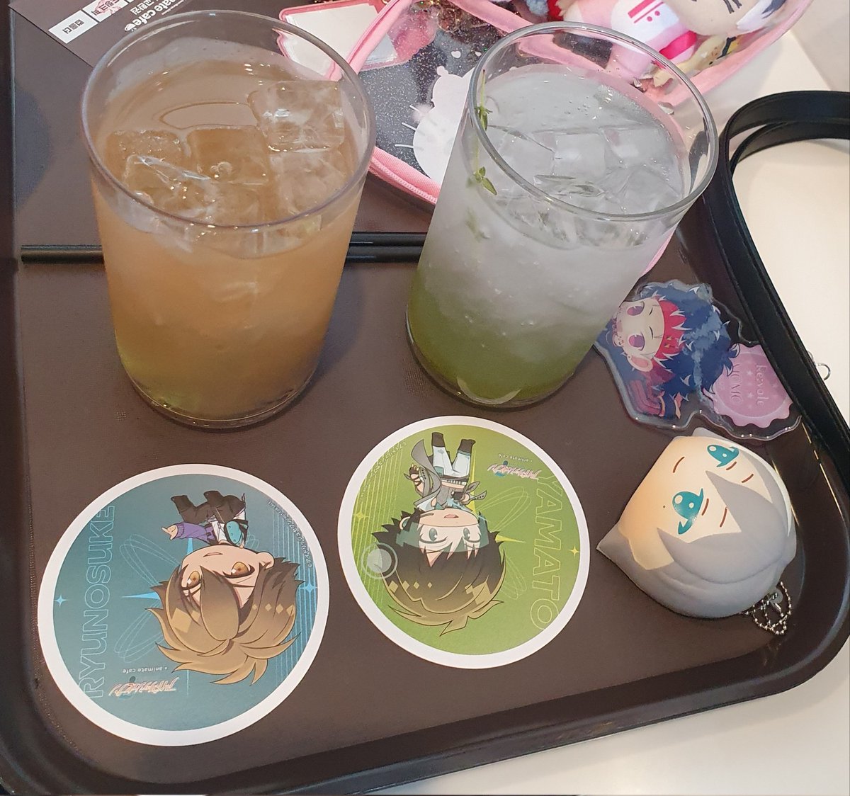 오늘 애니메이트 카페 아이나나 콜캎갔다..

아주 예전에 만들었던 윸모 포카도 다른 몇몇 분들에게 나눠드릴 수 있었어서 너무 만족스러운 방문이었음..☺