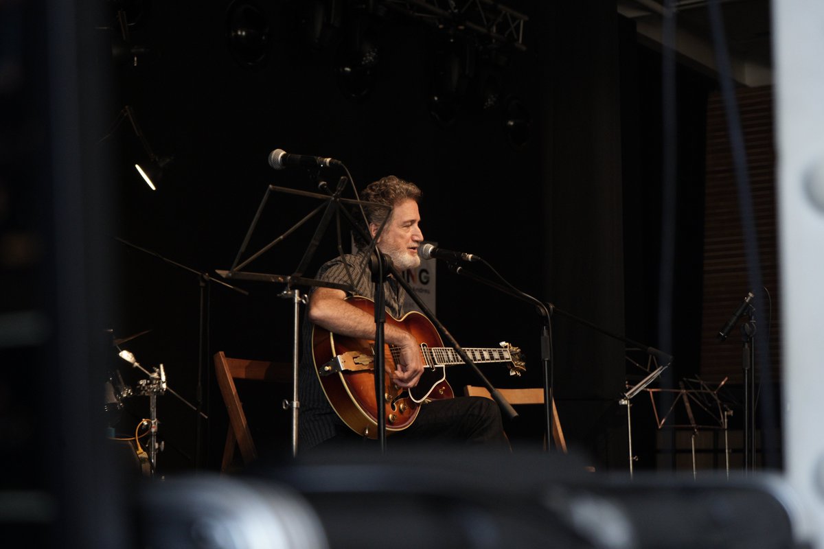 🎸🤩After the Master Class with the genius Neal Miner, we had the pleasure of enjoying the great Matt Munisteri. The American guitarist delighted us with surprising riffs, chord progressions, and jazz elements.

📍Remember that Jazz doesn't stop at this Jazzing Festival 2024
