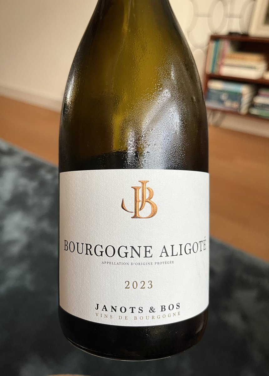 Nieuw in het assortiment van Janots &amp; Bos en dus ook in dat van <a href="/WijnkoperijVdH/">Van den Hoogen</a>!
Bourgogne Aligoté 2023. Een gulle, sappige wijn met rondeur en fijne frisheid,😊

#janotsbos #bourgogne #meursault #wvdh #exclusieveimport