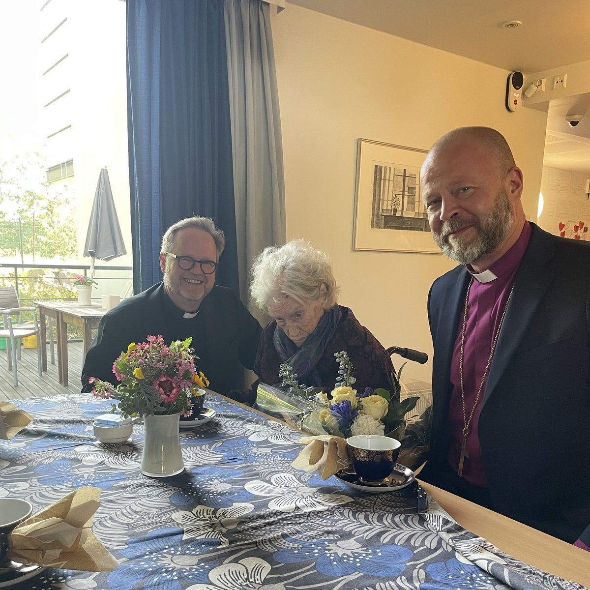 Helsingin Diakonissalaitoksen johtajatar, sisar Gunnel Stenbäck, on Suomen vanhin ihminen. 

Sisar Gunnel täyttää syyskuussa 110 vuotta. Tänään kävimme onnittelukäynnillä yhdessä Diakonissalaitoksen toimitusjohtaja, rovasti, Olli Holmströmin kanssa.
 
Ihmettelimme, mitä kaikkea