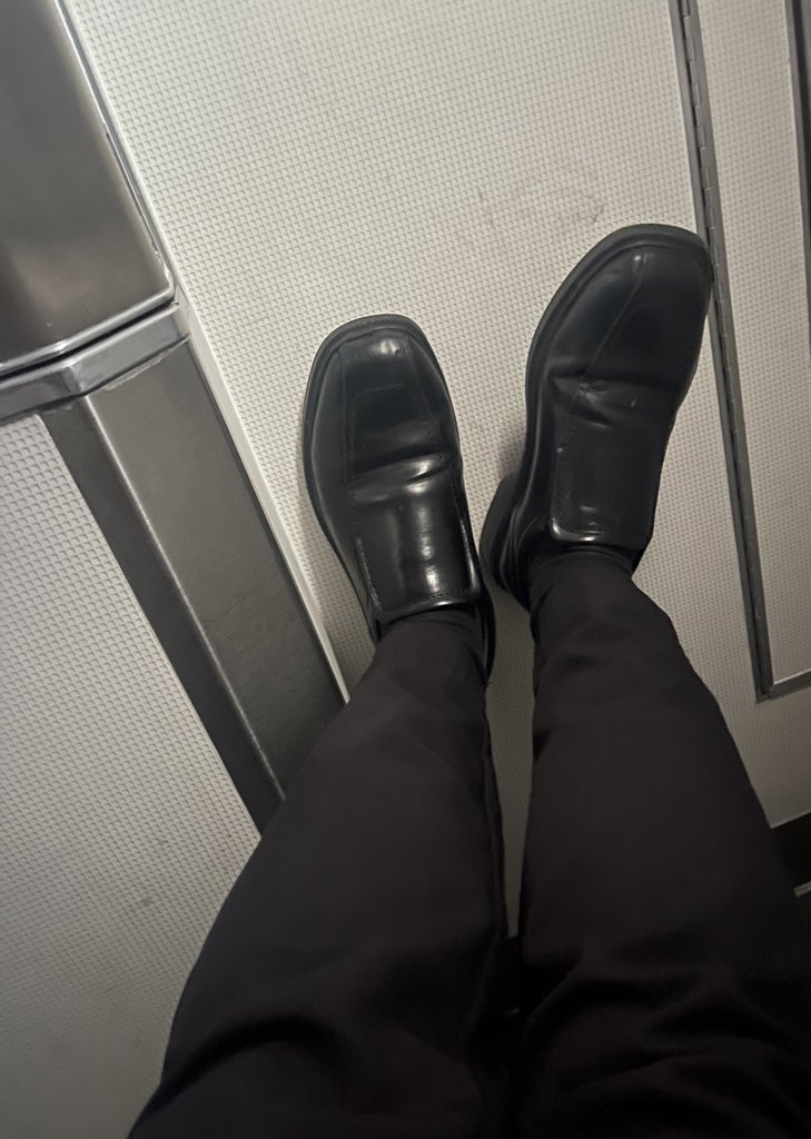 CaciqueDom's tweet photo. Wishing I was resting my feet on a wallet's back 😂🙂‍↔️ https://t.co/m3gF1LdC5i