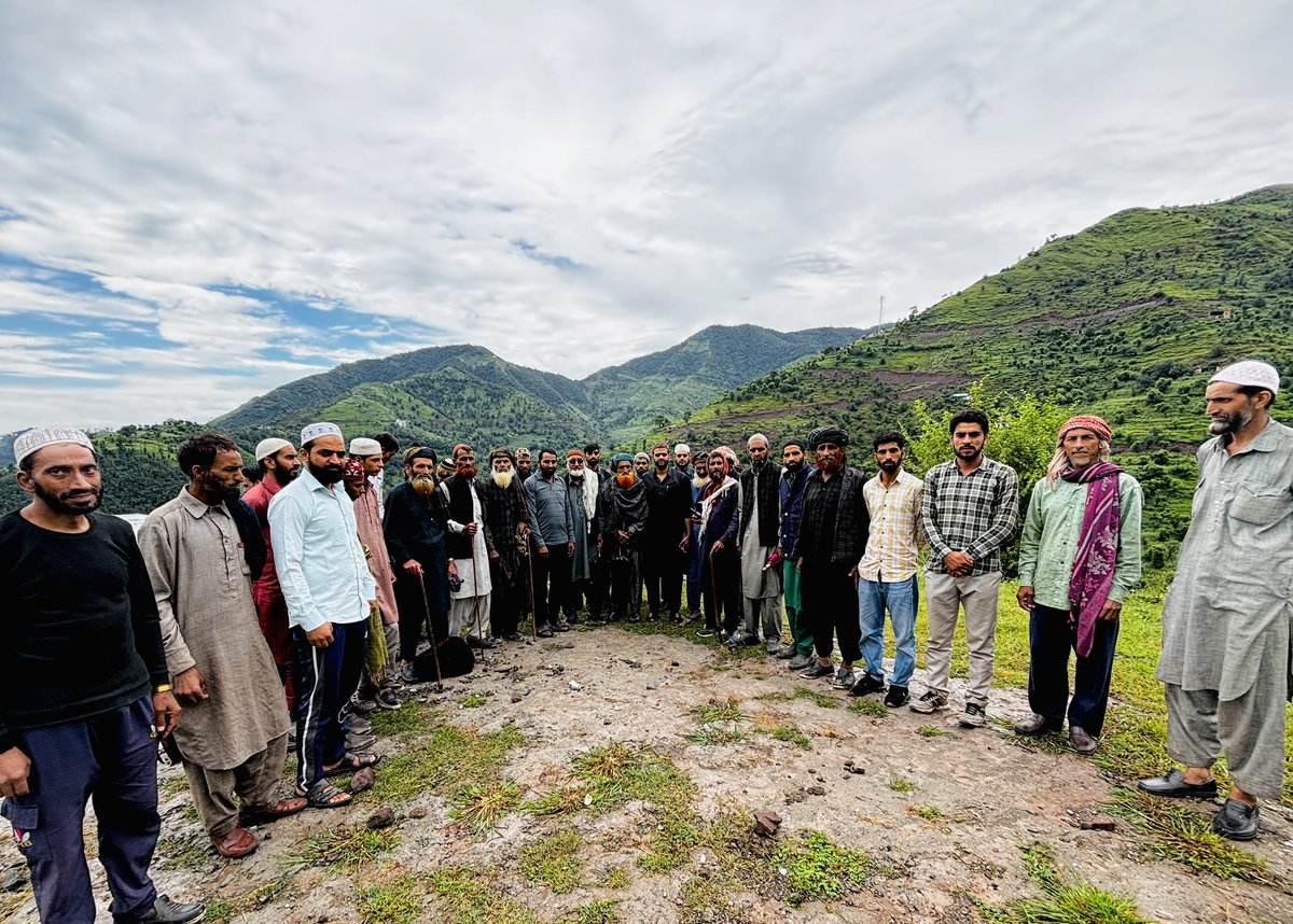 GuftarAhmedCh's tweet photo. Back to Back Joinings in @jkpdp. Today at Odhan panchayat of Budhal Assembly Segment workers of @JKNC_ &amp; @BJP4India joined politics of peace &amp; Prosperity. https://t.co/tfsDRUCMsK
