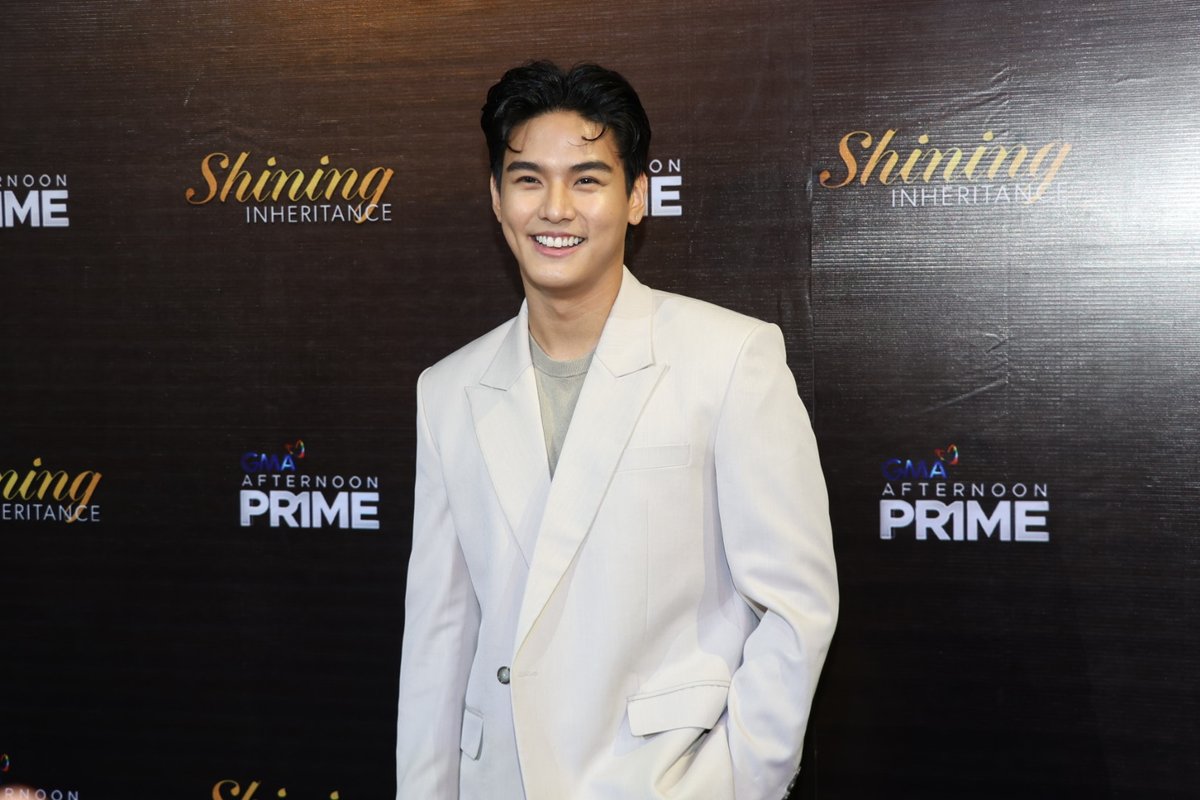 gmanetwork's tweet photo. Stars strutting down the red carpet, ready to shine. 

#ShiningInheritance
#ShiningInheritanceMediacon https://t.co/nIWPs9qy0N