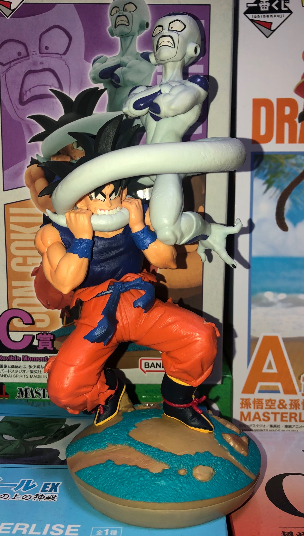 ドラゴンボール 悟空がフリーザのしっぽを噛む フィギュア 海外版
