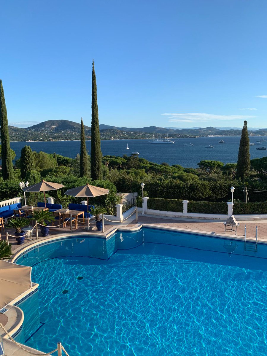 [la foto della settimana] Un tuffo 
nella splendida piscina di Villa 
Belrose a Saint-Tropez con vista mare 🌊 per goderci ancora queste giornate di fine estate ! #ExploreFrance <a href="/GolfeStTropez/">Golfe Saint-Tropez</a>