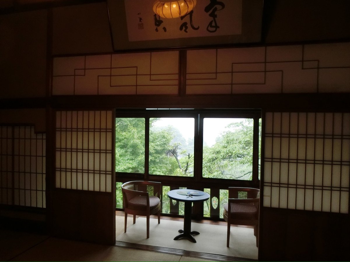 3min_delay's tweet photo. 昨晩泊まったのは養老の滝を擁する養老公園内の旅館千歳楼。本館は公園整備がなされた明治13年のもので、大正期に流芳閣、昭和初期に竹内栖鳳による栖鳳閣が増築されたという。眼下に池と庭園、彼方に濃尾平野を望む好立地、飛騨牛を用いた豪華な食事、台風混乱の中来た甲斐ある素晴らしい旅館だった。 https://t.co/pElOdiY3lR