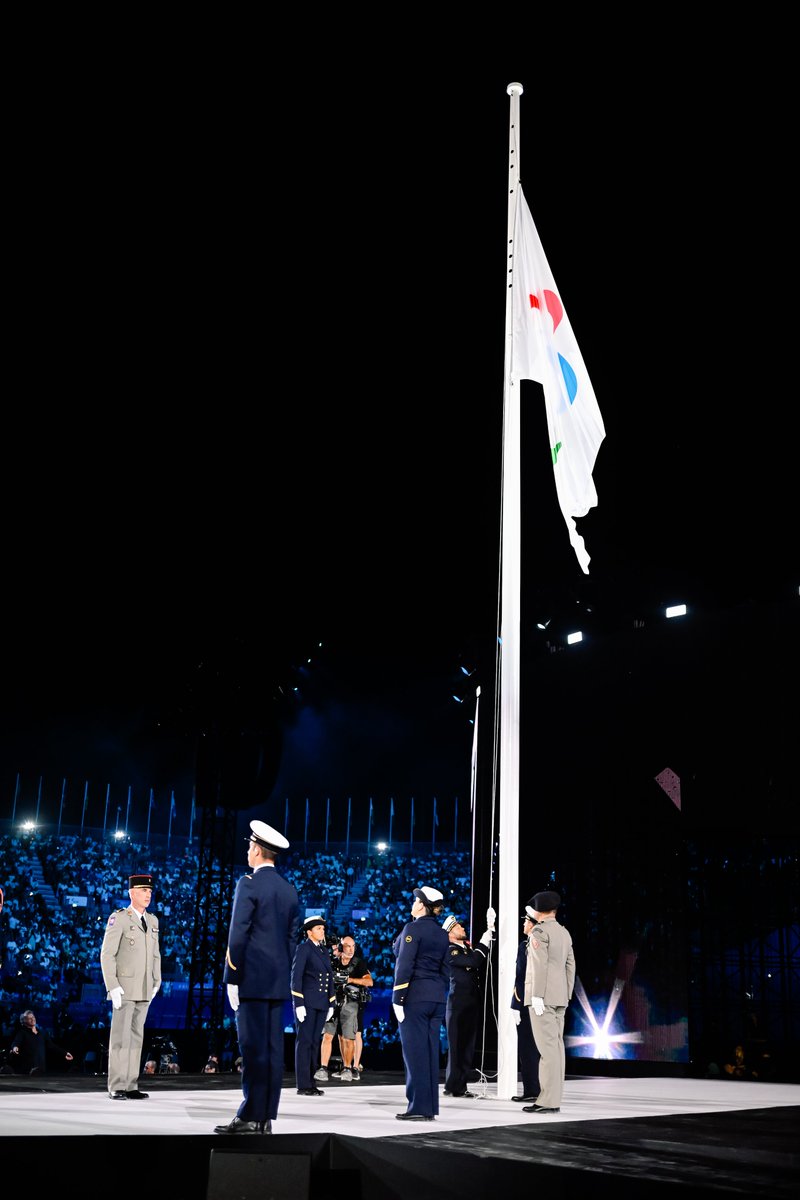 ✨Sous l'effervescence de la place de la Concorde, l’adjudant Guillaume et le sergent-chef Thibaut ont représenté fièrement les couleurs de la France à l'ouverture des Jeux Paralympiques. 
Figures de résilience, ces anciens commandos brillent à présent sur la scène du handisport.
