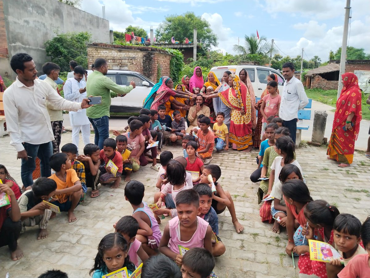 JAVEDANSARI_JAM's tweet image. मेरे जन्मदिवस के उप्लक्ष्य में आप सबके प्यार और आशिर्वाद,साथ और सहयोग से आज रसड़ा बलिया क्षेत्र के सिसवार खुर्द,सुल्तानपुर, कंमतैला,अठिलापुरा एवं छितौनी में बहुत ही शानदार कार्यक्रम हुआ जिसमें करीब 1570 बच्चों को अपने तरफ से शिक्षण-सामग्री देकर समाज मे शिक्षण जागरुकता फैलाया गया