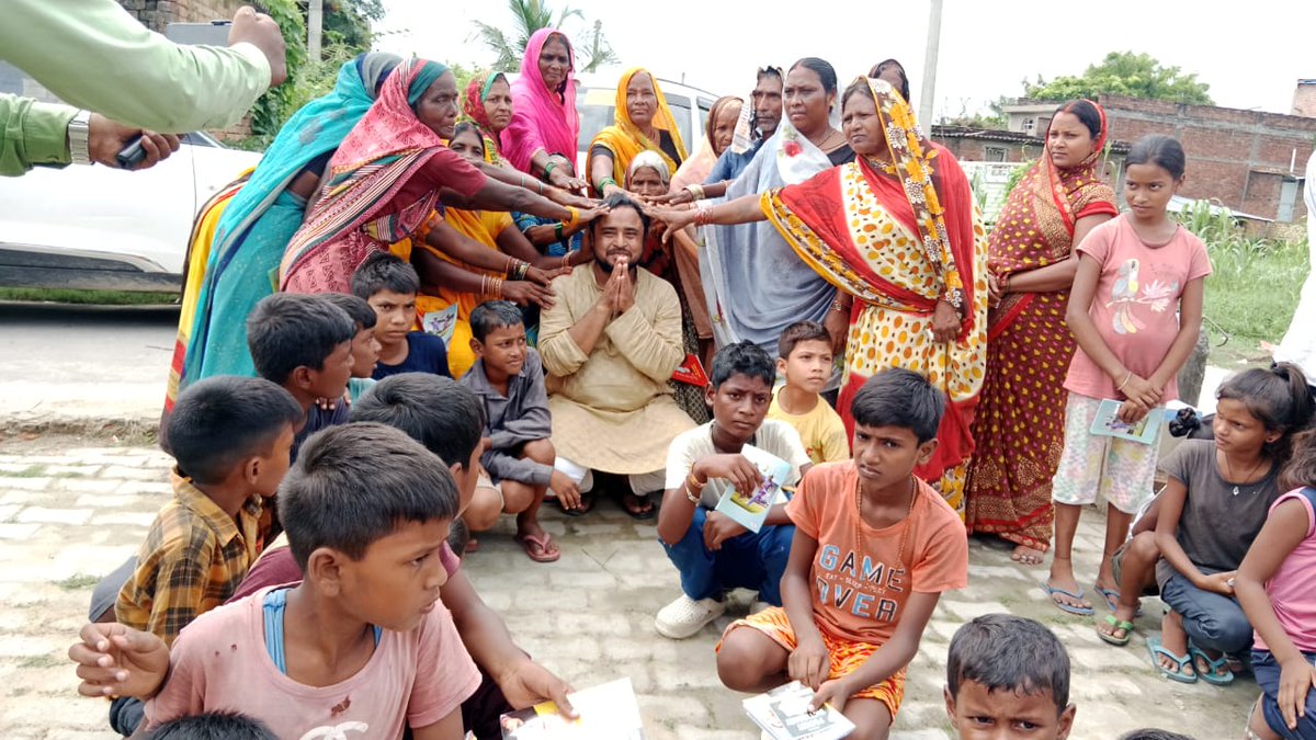 JAVEDANSARI_JAM's tweet image. मेरे जन्मदिवस के उप्लक्ष्य में आप सबके प्यार और आशिर्वाद,साथ और सहयोग से आज रसड़ा बलिया क्षेत्र के सिसवार खुर्द,सुल्तानपुर, कंमतैला,अठिलापुरा एवं छितौनी में बहुत ही शानदार कार्यक्रम हुआ जिसमें करीब 1570 बच्चों को अपने तरफ से शिक्षण-सामग्री देकर समाज मे शिक्षण जागरुकता फैलाया गया