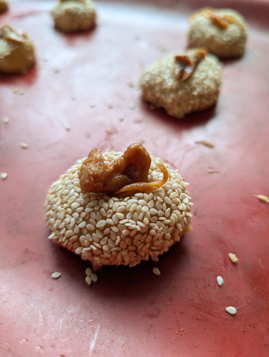 PoltclCassandra's tweet image. Making two different sorts of cookehs. 

1) Brown butter &amp;amp; Gurrh dough with chocolate and sea salt. 
2) Salted caramel &amp;amp; sesame 

#weekendbaking #biscuits