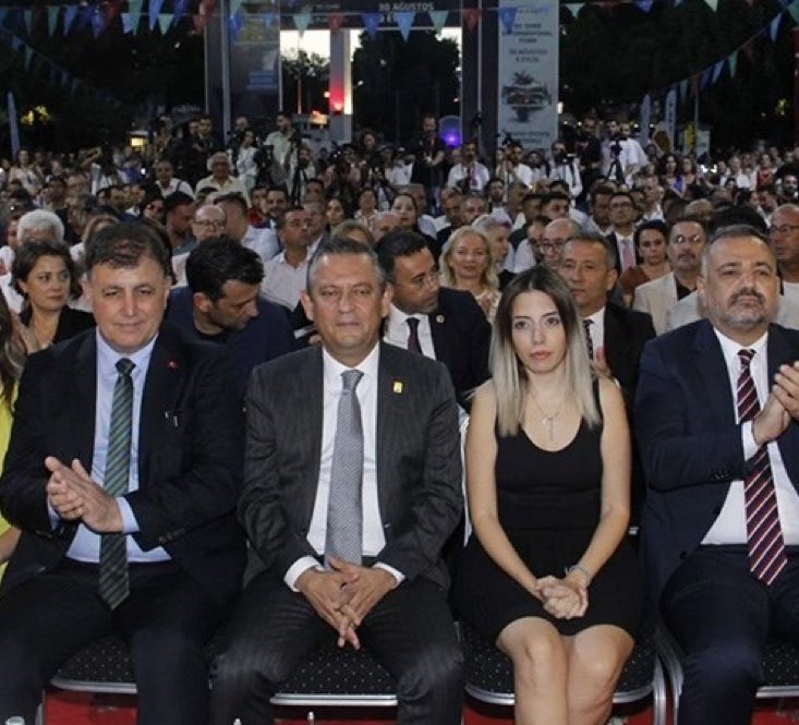 Dilruba Kayserilioğlu, CHP Genel Başkanı Özgür Özel ile birlikte 93. İzmir Enternasyonal Fuarı'na katıldı.