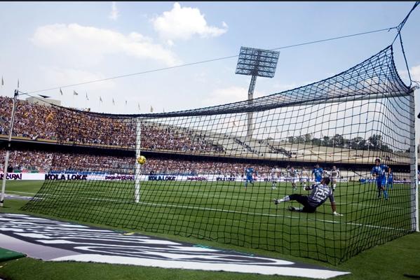 MXESTADIOS's tweet photo. El último Puebla que rozó la gloria en LigaMX.
2009. se quedaron a tres minutos de la Final, bajo el mando de Chelís.

Al 88' recibieron el gol de Verón y quedaron en la orilla pese a ganar 2-1 esa tarde en el Estadio Olímpico Universitario. https://t.co/HeQv65psYr