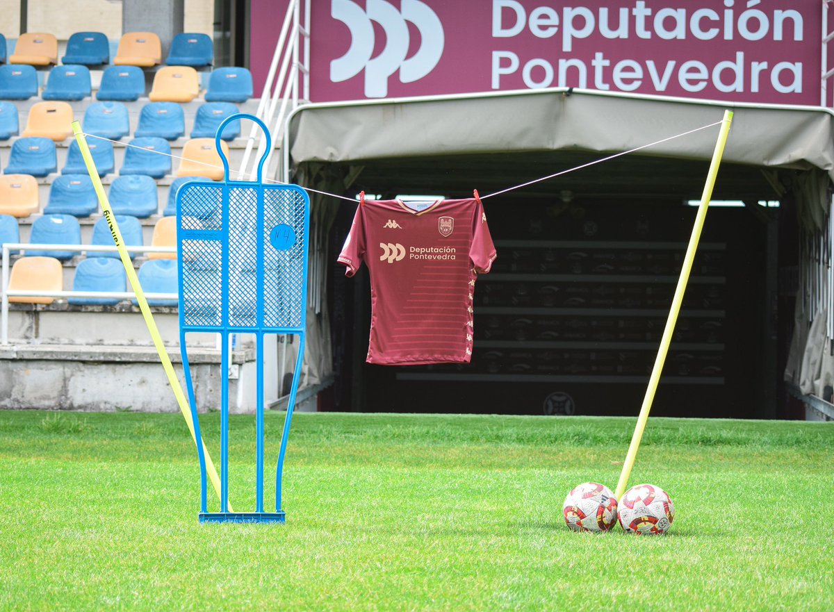 PontevedraCFSAD's tweet photo. 👕👕💥 Estas son as camisetas coas que xogaremos no estreo da tempada 24/25 en Pasarón 😍⚽️

Serán as definitivas? 😏

#NonPararAtaVoltar ♥️ https://t.co/eBQpbv8KNa