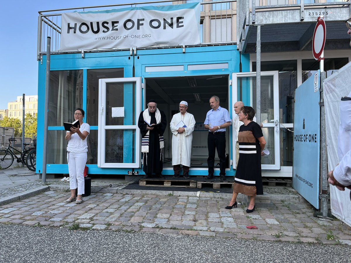 BiskopAntje's tweet photo. Angelägen interreligiös fredsbön i Berlin. Med särskild uppmärksamhet på Gaza, Israel, Ukraina, Ryssland och offren i Solingen. Hoppfullt och viktigt med judisk-kristen-muslimsk samverkan.
#fred #houseofone https://t.co/51wWrELyuj