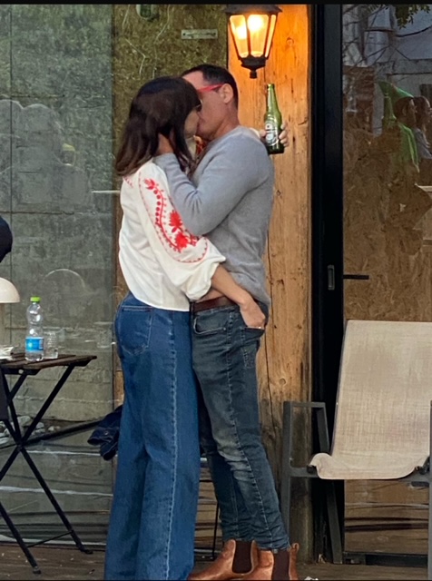 יש מונח כזה שנקרא "צער עמוק" זה מונח בדיחה שלא מתחיל אפילו לגרד את האחוז התחתון של מה שאני מרגיש. במקצוע שלי אני מתעסק הרבה במילים ואני לא מצליח להביע את עומק השבר והשריפה שאני מרגיש בתוכי כעת. זה משהו שאי אפשר לדמיין, גיהנום מתפשט שמכאיב בכל איבר בגוף, בכל תא, בכל מחשבה שצצה >>>