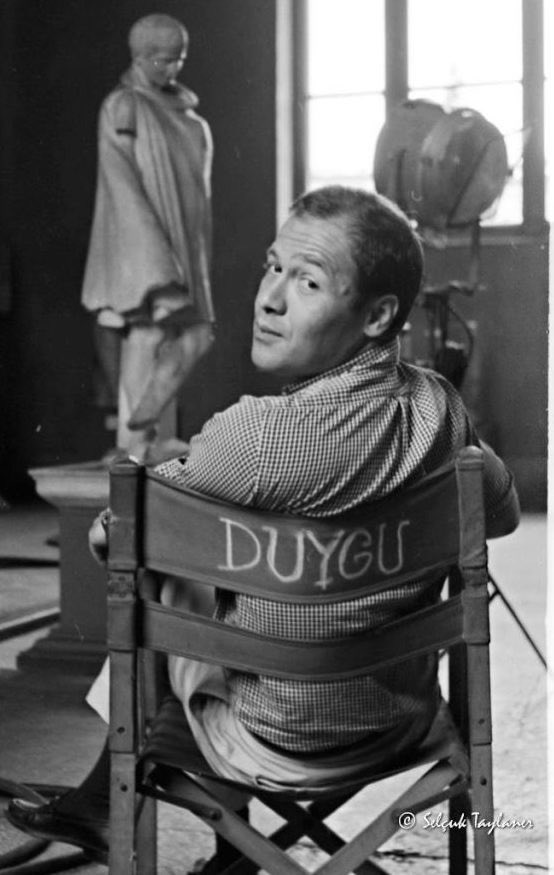 OkuneOrg's tweet image. #DuyguSağıroğlu (1932-2023) #Trabzon doğumlu senarist ve yönetmendir. Toplumsal Gerçekçi Sinema ekolünün Türkiye'deki öncüleri arasında kabul edilir ve aynı zamanda tiyatro alanında birçok ödüle layık görüldüğü yenilikçi sahne tasarımlarıyla… &amp;gt;&amp;gt;
tr.okune.org/wiki/index.php…