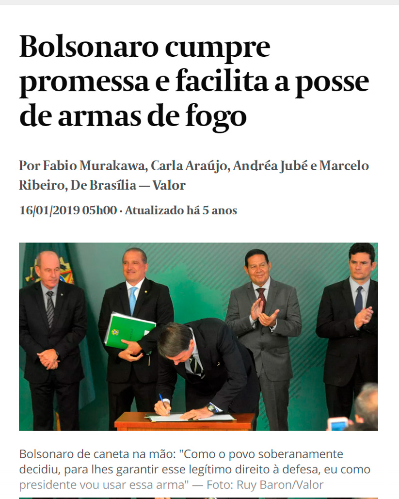 o_jurunense's tweet photo. Tá vendo essa notícia que um clube de tiro foi fechado no RS pois era usado por organização criminosa?
Isso tudo começou nesse dia aqui: quando Bolsonaro assinou o decreto facilitando posse de armas.
Detalhe para Mourão e Sergio Moro aplaudindo de pé.

Jair armou a bandidagem. https://t.co/VBBDwlJgDq